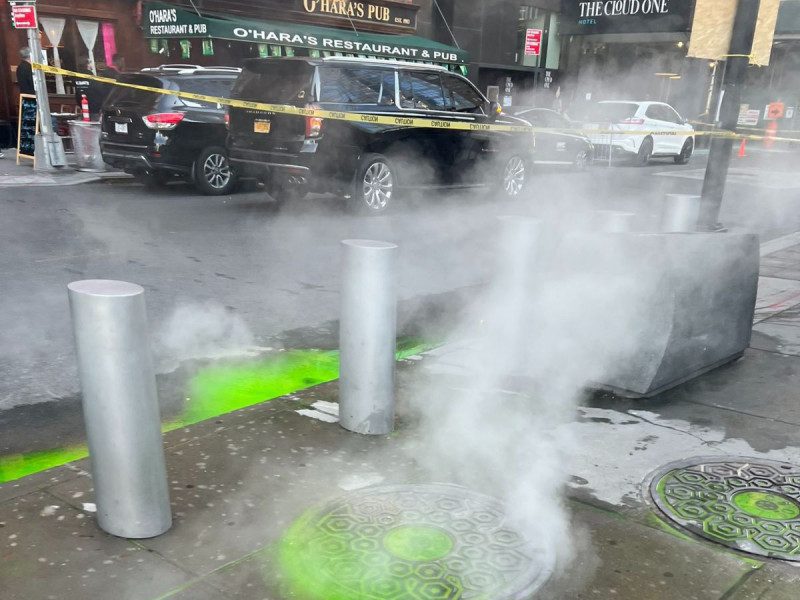 Captan misterioso líquido verde emergiendo de las alcantarillas de NY