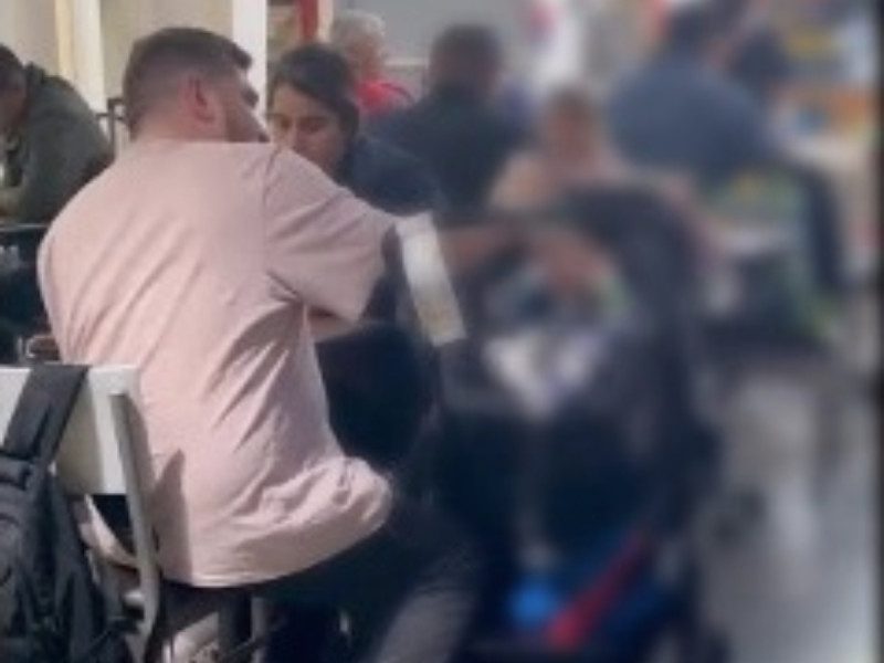 Hombre golpea a bebé en la cabeza