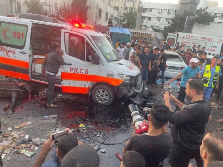 Bombardean un convoy de ambulancias afuera de un hospital en Gaza