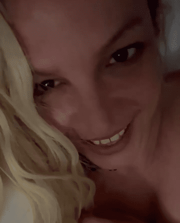 Britney Spears graba video desnuda para saludar a sus fans