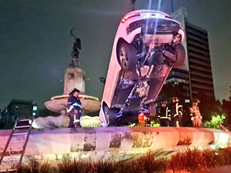 Camioneta vuela y cae encima de la Diana Cazadora