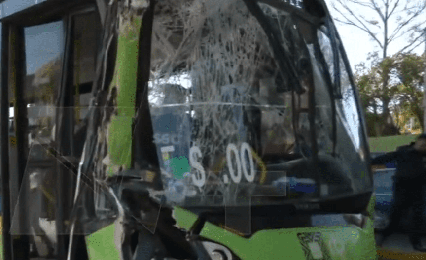 Choque de camión RTP con revolvedora, deja al menos 10 lesionados