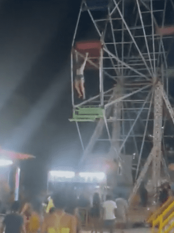 Joven queda colgada de una rueda de la fortuna