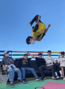 Joven realiza acrobacias en juego mecánico en Corea