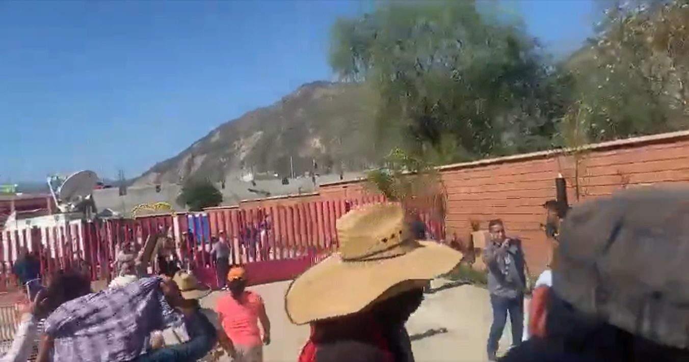 Profesores irrumpen instalaciones previo a inauguración del CRIT en Guerrero