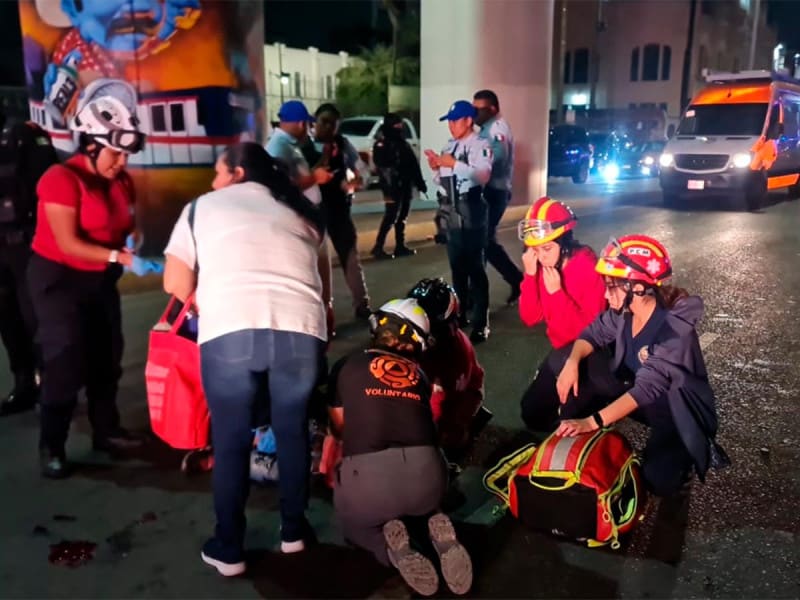 Padre muere tras arrojarse con su hijo en el Metro de Monterrey