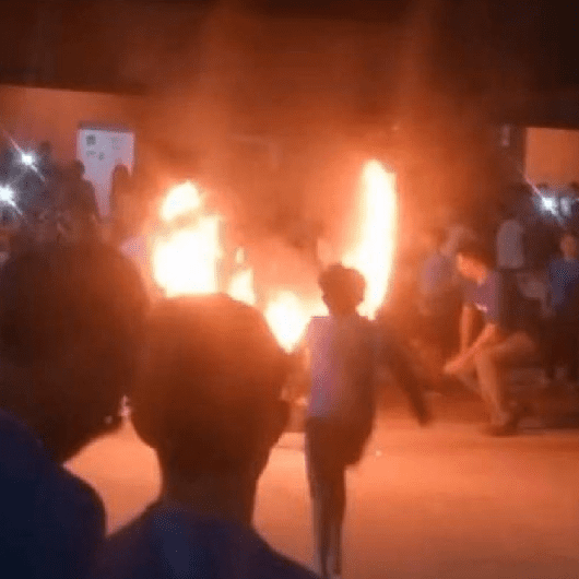 Niño se prende en llamas al intentar saltar a través de un arco en competencia escolar