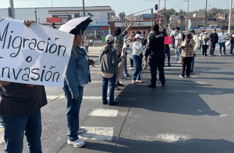 Bloqueo en Ermita Iztapalapa y Rojo Gómez, piden traslado de migrantes