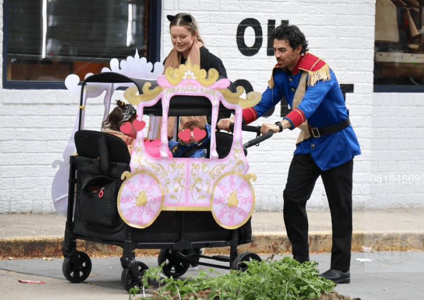 Joe Jonas lleva a sus hijas en un adorable carruaje durante Halloween