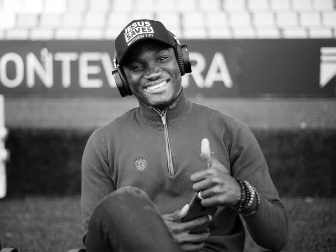 Muere el jugador Raphael Dwamena tras desplomarse en pleno partido