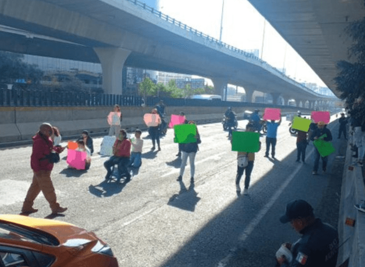 Bloqueo en Periférico Norte y Gustavo Baz, exigen justicia para Mariana y Mario