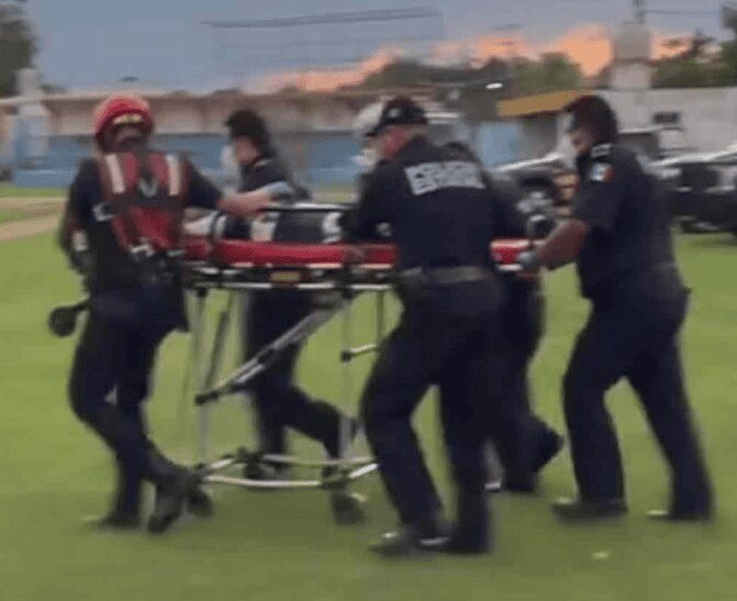 Individuo ataca a niño con machete, pero sus vecinos logran salvarlo