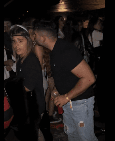 Borracho besa una máscara en fiesta de Halloween