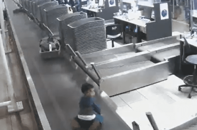 Un niño se coló en la zona de equipaje del aeropuerto