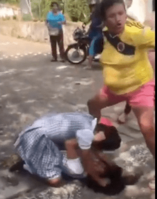 Madre incita a su hija a pelear con otra niña en primaria