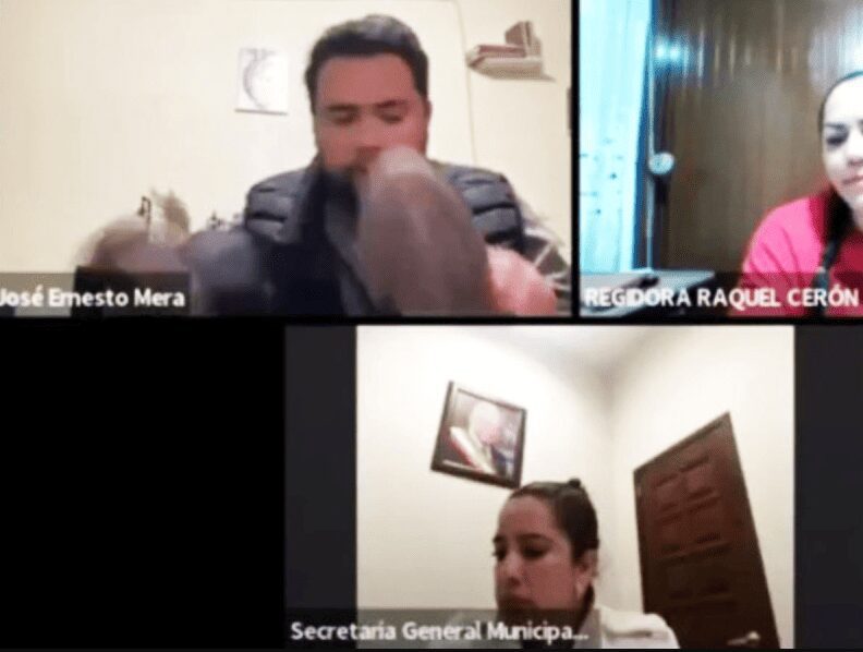 Regidor huele sus zapatos en plena sesión de cabildo en Hidalgo