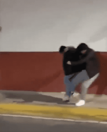 Jóvenes agreden a indigente en Atlixco y lo suben a redes