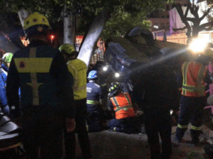 Madre e hijo caen en auto desde 20 metros por mala maniobra en estacionamiento en Querétaro