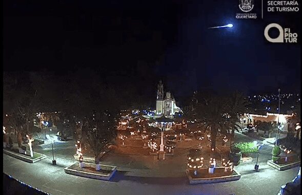 Bola de fuego atraviesa cielo en Querétaro