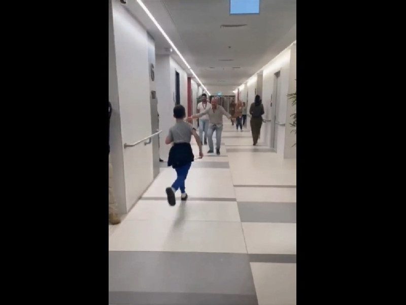 Conmovedor reencuentro entre niño secuestrado por Hamás y su padre