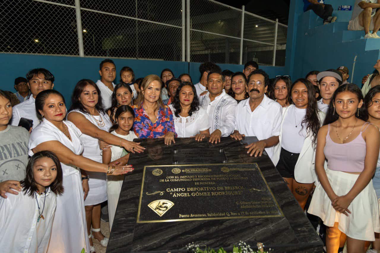 Reconocen a luchador social con placa conmemorativa en estadio de béisbol