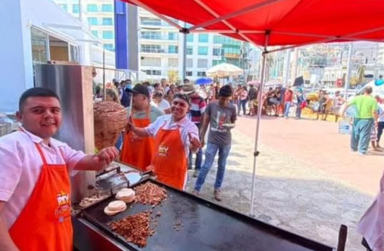 Tacos al pastor para damnificados por Otis