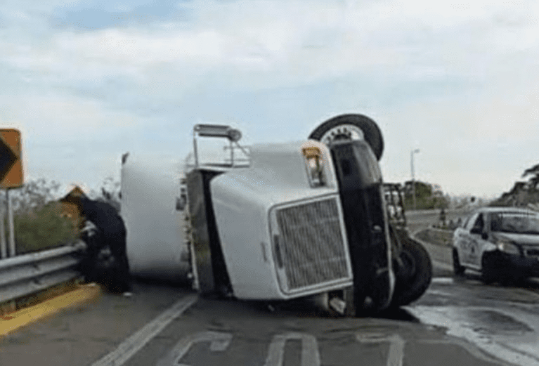 Vientos como los de un huracán, provocan la volcadura de tráileres en Oaxaca