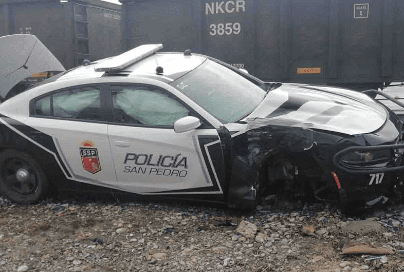 Tren choca con patrulla en Monterrey; policías lesionados