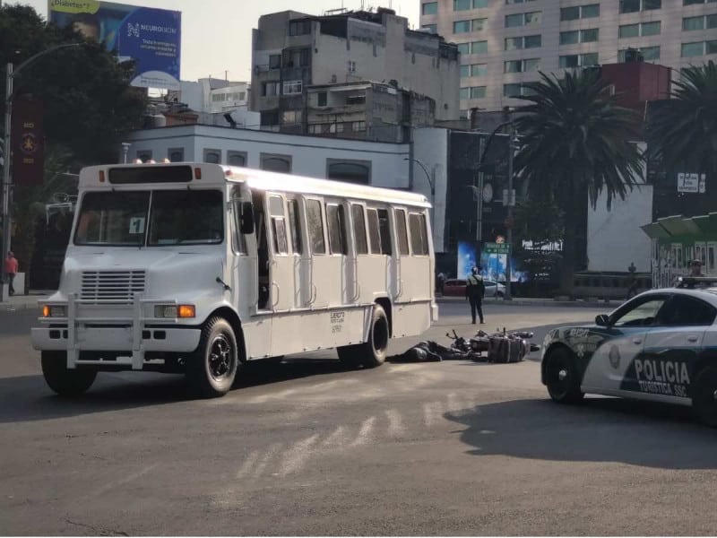 Motociclista pierde la vida tras ser arrollado por un vehículo militar en Reforma