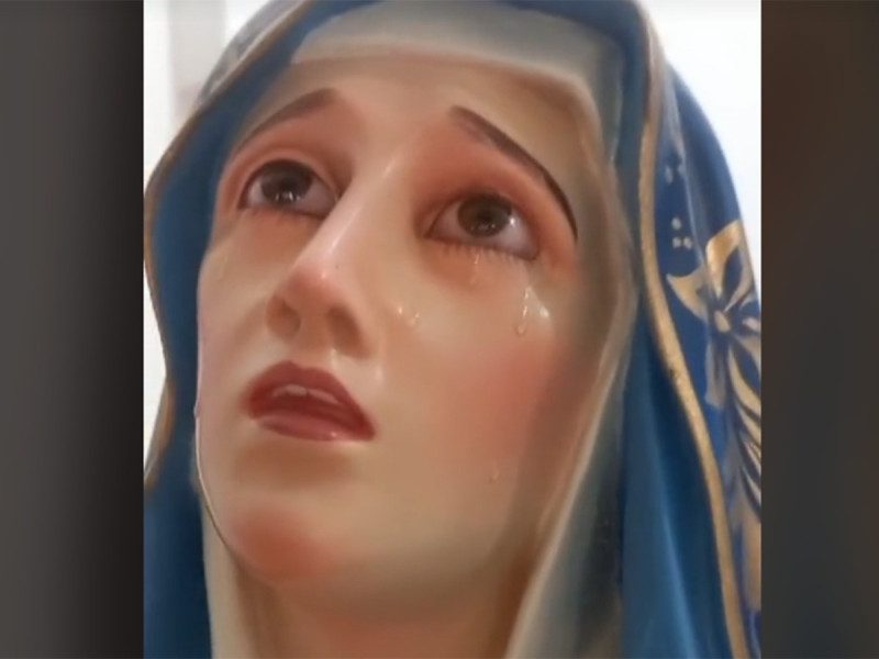Captan lágrimas en el rostro de la Virgen de El Chanal en Colima