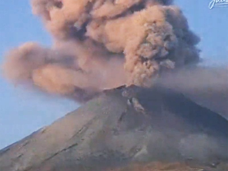 El Popocatépetl registra intensa actividad con fuerte emisión de ceniza