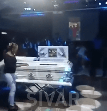 Cumplen últimos deseos de hombre y lo velan en un antro