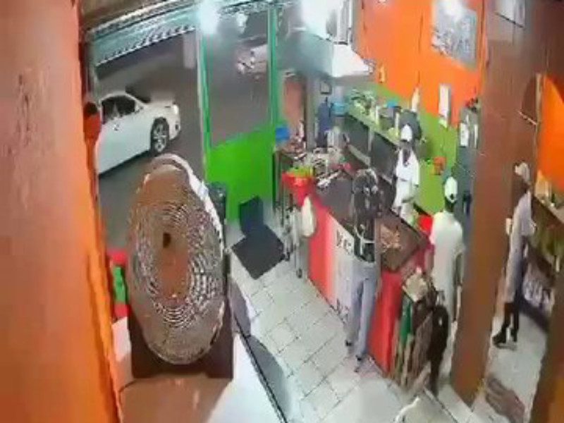 Taquero apuñala a compañero por bajar la música