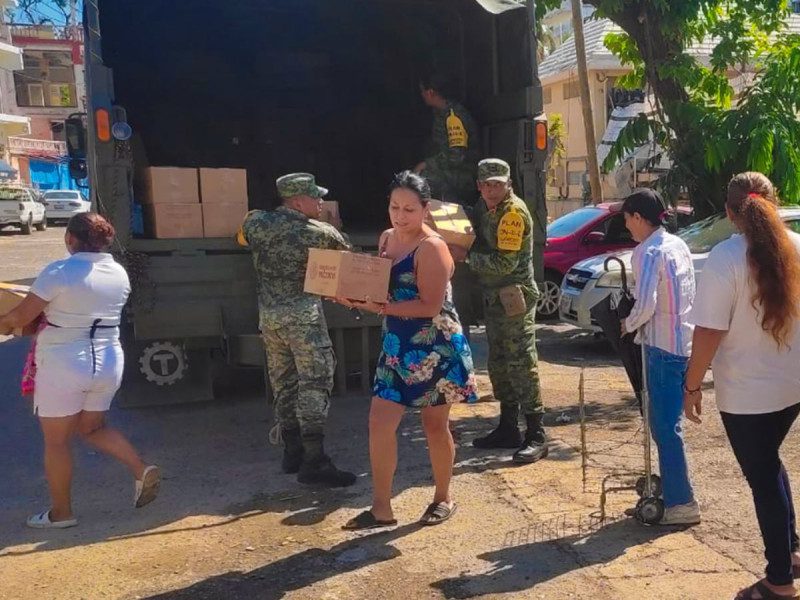 Sedena y Guardia Nacional entregan 889 mil despensas a afectados por Otis