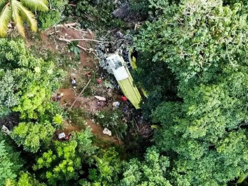 Autobús cae por precipicio en Filipinas; fallecen 17 personas