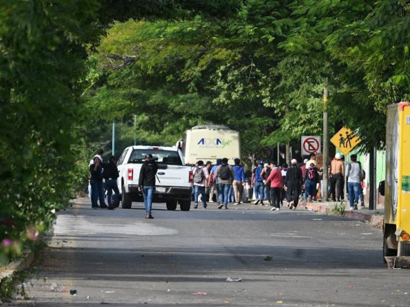 Choque entre normalistas y fuerzas antimotines deja a policía con quemaduras graves