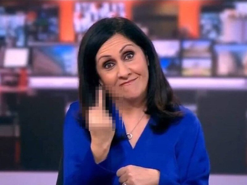 Captan a presentadora de la BBC haciendo la ‘Britney-señal’ antes de iniciar su noticiero