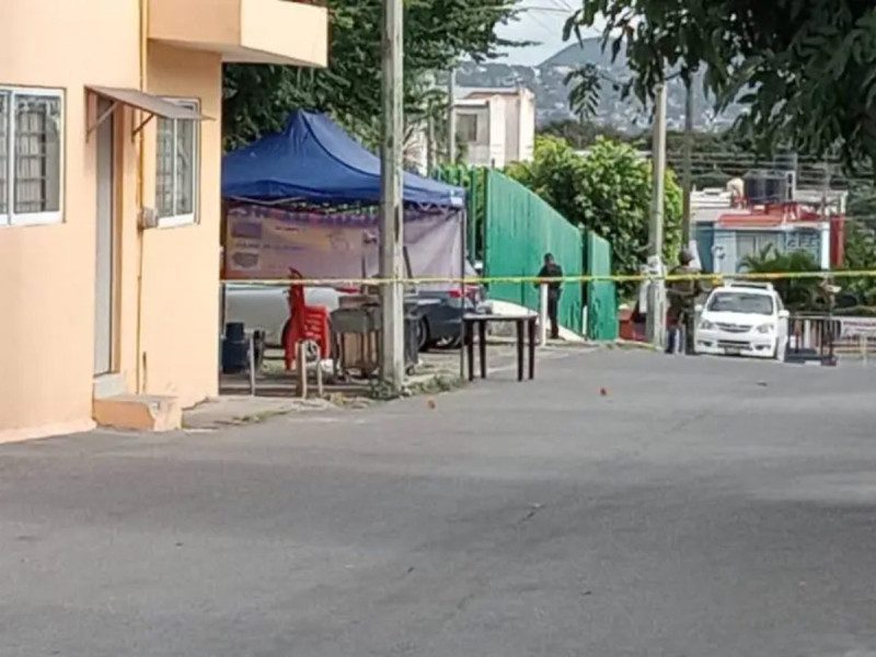 Hombre es asesinado en un puesto de tacos