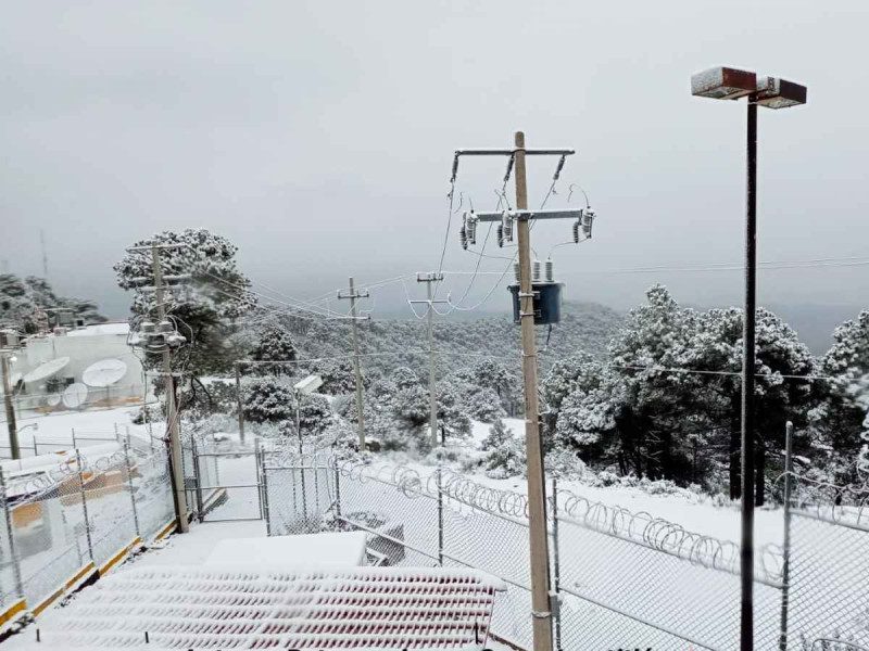Reportan nevada en cerro de Jocotitlán, Edomex ¿Hacemos un muñeco?