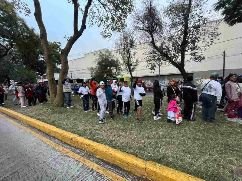 Familia regala alimentos a peregrinos de la Virgen de Guadalupe