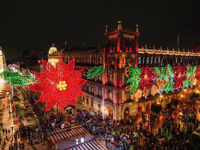 Se enciende la iluminación navideña de 2023 en el Zócalo de la CDMX