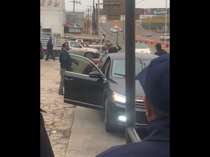Individuos armados atacan a un conductor en una base de taxis y lo atropellan