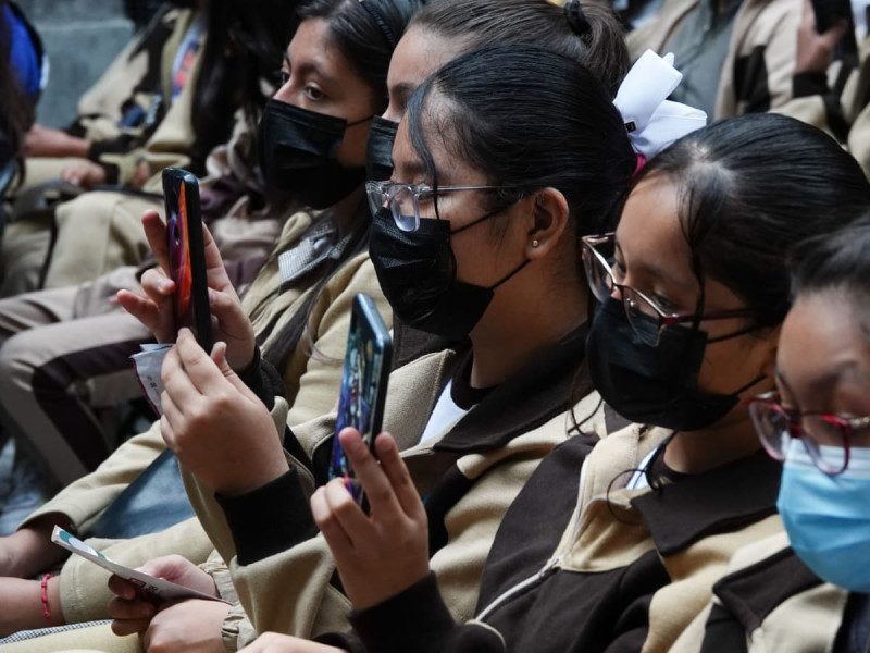 Celulares prohibidos en primaria y secundaria durante clases