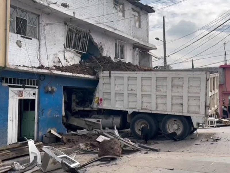Trágico Incidente en Tultitlán: Dos personas sin vida y varios heridos por camión sin frenos