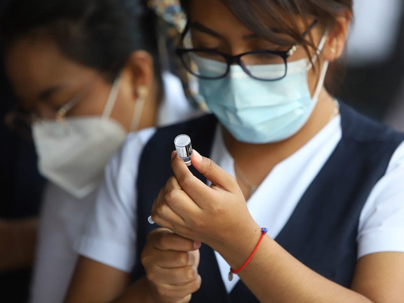 Vacuna Pfizer en México combate nuevas variantes de COVID-19