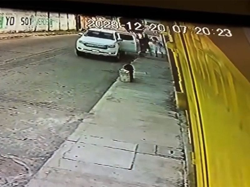 Graban secuestro de anciana afuera de tienda