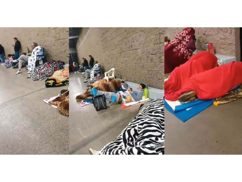 En la víspera de Nochebuena, personas duermen afuera de Costco