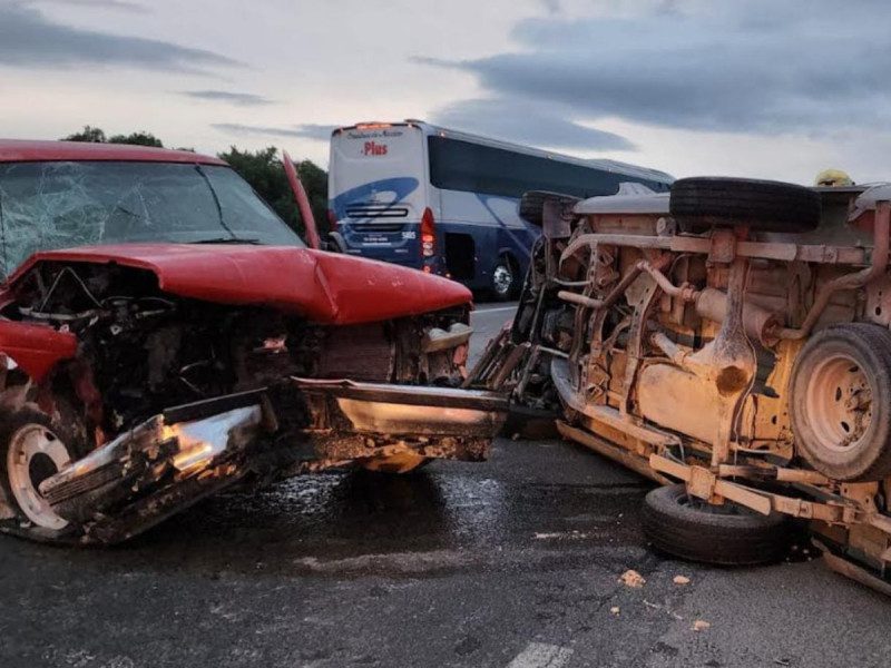 Accidente en carretera de Querétaro deja personas lesionadas