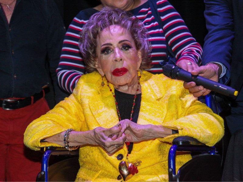 Sacerdote visita a Silvia Pinal en el hospital, según fuentes de Gustavo Adolfo en De Primera Mano