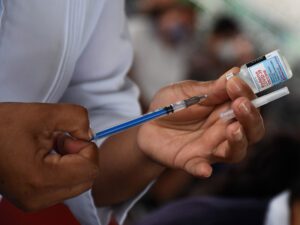Expertos recomiendan vacunas Pfizer y Moderna contra el COVID-19